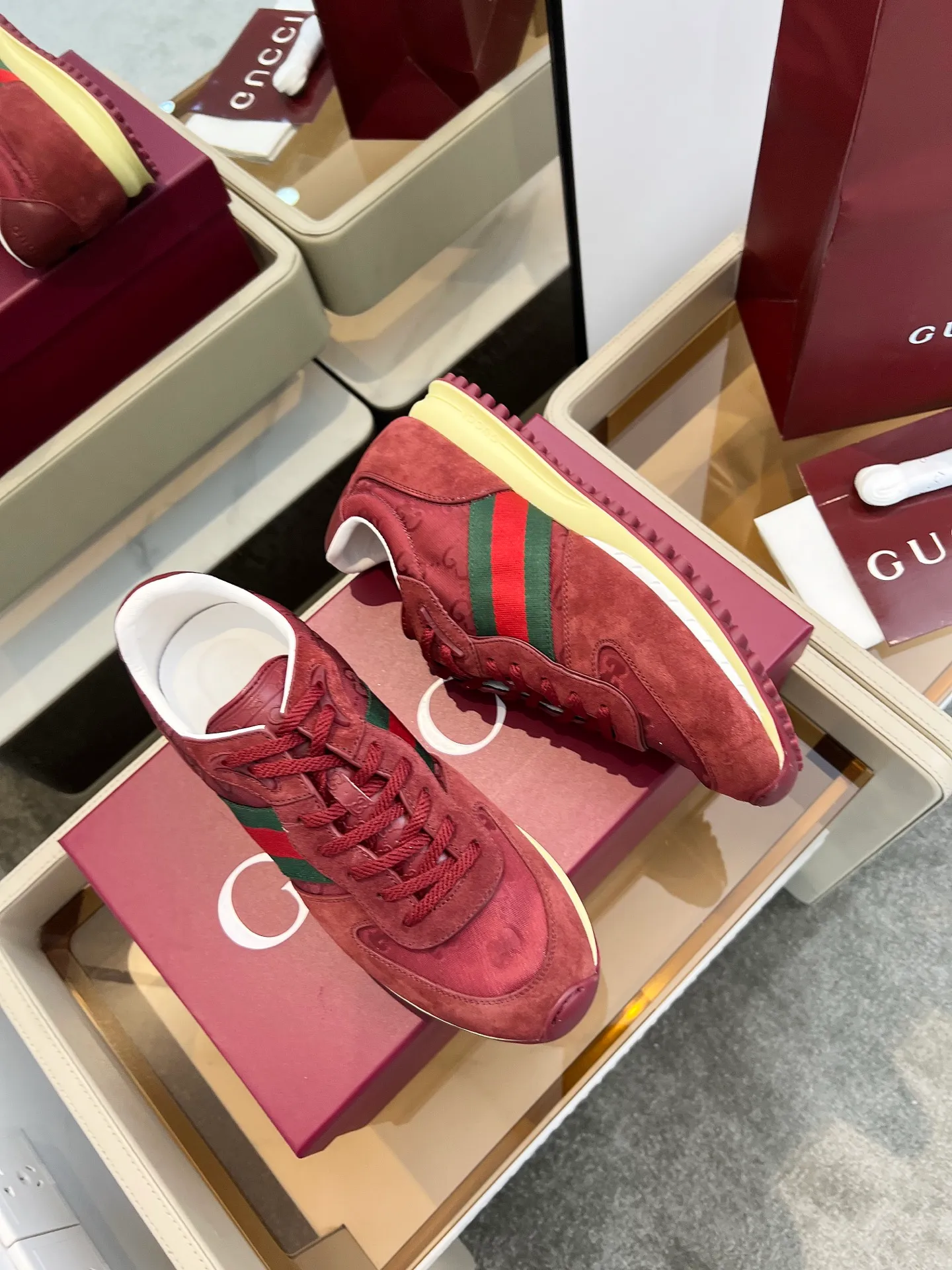 👟👟Ex-factory price 620👟👟 The design of Gucci's new casual shoes is simply amazing. The classic double G logo is matched with retro red and green webbing. It is fashionable and high-end. It is completely the top element in the fashion circle. It is highly recognizable when worn and keeps turning heads. 💯 The upper is soft and breathable, and the upper foot is comfortable! The soles are made of special cushioning material, so your feet won’t get tired no matter how much you walk. They are perfect for daily commuting, shopping, and traveling. Code number 40-45